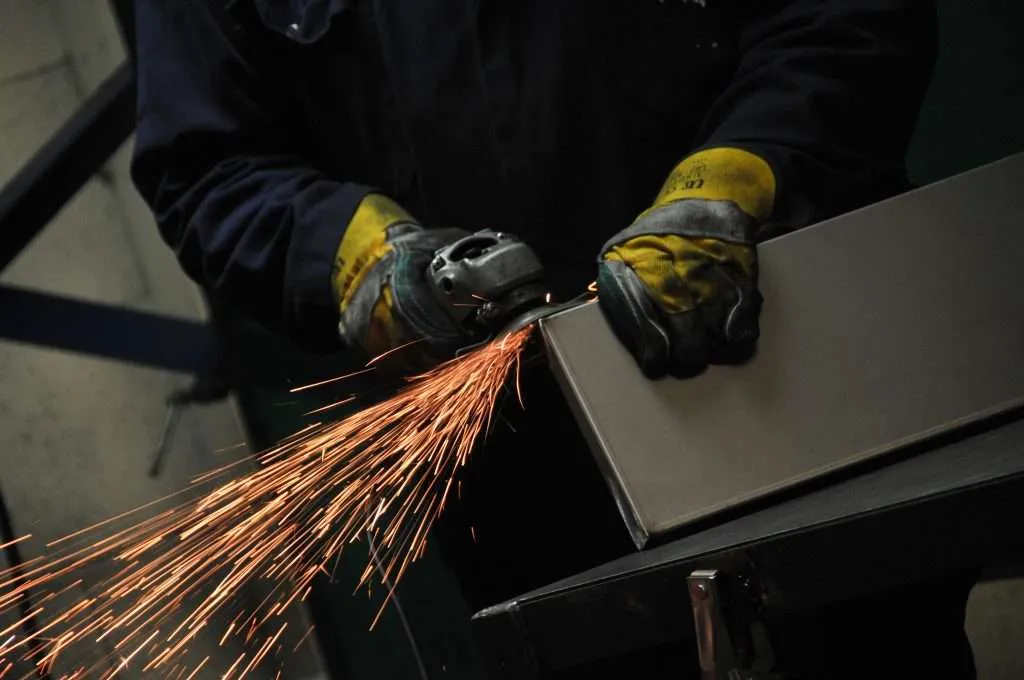 000_0032 grinding a deburring a metal corner