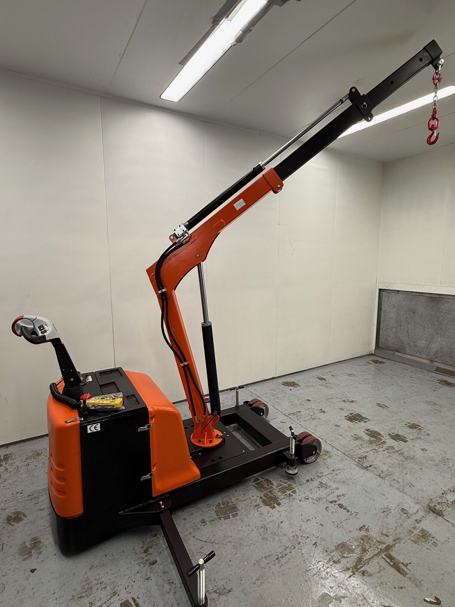 Ecowarrior 900Kg Full Electric Rotating Counterbalanced Crane 8 Ecowarrior 900kg full electric rotating counterbalanced crane