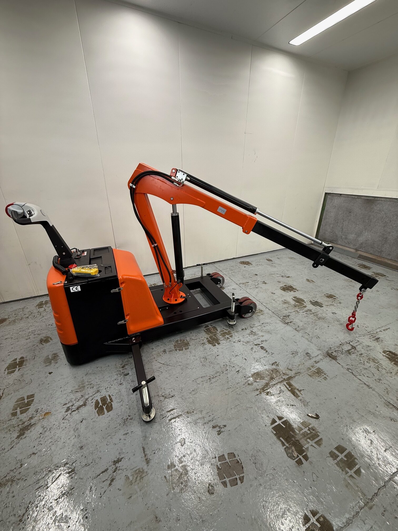 Ecowarrior 900Kg Full Electric Rotating Counterbalanced Crane 7 Ecowarrior 900kg full electric rotating counterbalanced crane